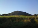 Takto vypadá hora Říp přes mez od silnice mezi obcemi Krabčice a Vražkov.