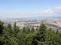 Výhled z Hostýna na severozápad, Bystřice pod Hostýnem je pod námi a vzadu za kopci již teče řeka Bečva.