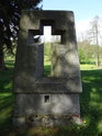 Žulový památník s křížem je němou připomínkou hrůzy ze dne sv. Jana Křtitele v roce 1942.