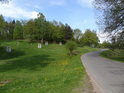 Silnice se klikatí podél pietního místa Ležáky dále na vesnici Dřeveš.