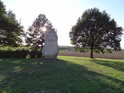 Slunce klesá k západu nad pomníkem bitvy na Moravském poli.