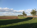 Silnice B49 od obce Dürnkrut k obci Jedenspiegen pohledem od pomníku bitvy na Moravském poli.