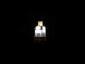 Osvětlená věž zámku Dürnkrut, přiblížená za hluboké noci z vyvýšeného místa nad Moravským polem.
