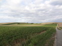 Jihozápadní strana od Moravského pole, kde se zvedají mírné kopečky.
