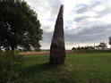 Boční pohled na pomník bitvy na Moravském poli nedaleko obce Dürnkrut.