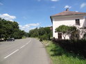 Silnice II/258 kolem pomníku Přemysla Oráče mezi vesnicemi Řehlovice a Stadice.