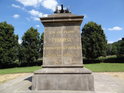 Nápis na východní straně pomníku Přemysla Oráče zní: ZDE OD PLUHU PŘEMYSL K WÉWODSTWJ POWOLÁN, VZDĚLANY MDCCCLXI. Zde od pluhu Přemysl k vévodství povolán, uděláno v roce 1881.
