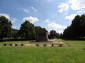 Pomník Přemysla Oráče pohledem ze zadní severní strany.