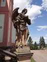 Socha anděla u vchodu do areálu Pražskou branou.