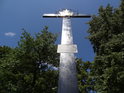 Svatá Hora u Příbrami. Slunce se opírá o kříž pátera Josefa Toufara, umučeného v roce 1950, po číhošťském zázraku, ke kterému došlo 11. prosince 1949 v malém kostele v Číhošti.