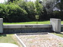 Symbolická připomínka na osudy příslušníků jednotlivých národů za terezínským krematoriem – ŘECKO.