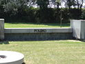 Symbolická připomínka na osudy příslušníků jednotlivých národů za terezínským krematoriem – POLSKO.