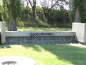 Symbolická připomínka na osudy příslušníků jednotlivých národů za terezínským krematoriem – LUCEMBURSKO.