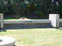 Symbolická připomínka na osudy příslušníků jednotlivých národů za terezínským krematoriem – FRANCIE.