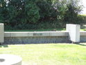 Symbolická připomínka na osudy příslušníků jednotlivých národů za terezínským krematoriem – BELGIE.
