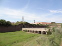 Obloukový most přes příkop do Malé pevnosti Terezín.