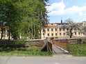 Lávka přes Salašku do kláštera na jeho jižní straně.