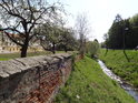 Zděný plot mezi velehradským klášterem a potokem Salaška už téměř pláče o rekonstrukci.
