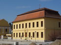 Škola před bazilikou byla v roce 2012 obklopená staveništěm.