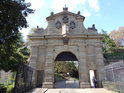 Leopoldova brána na Vyšehradě čelním pohledem.