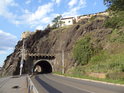 Vyšehradský tunel je krátký a úzký, pohled z jižní strany.